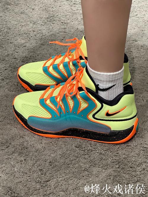 履新登场！霍姆格伦穿着虎纹KD18亮相拉斯维加斯进行训练