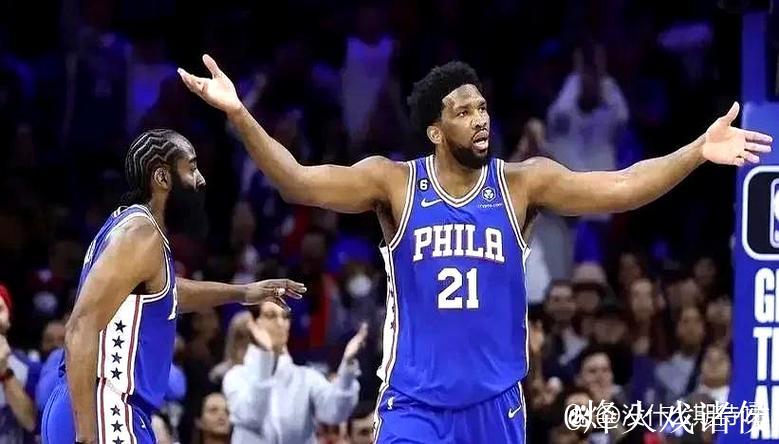 聊什么呢？76人官媒晒恩比德与哈利伯顿交谈照：赛后见面会