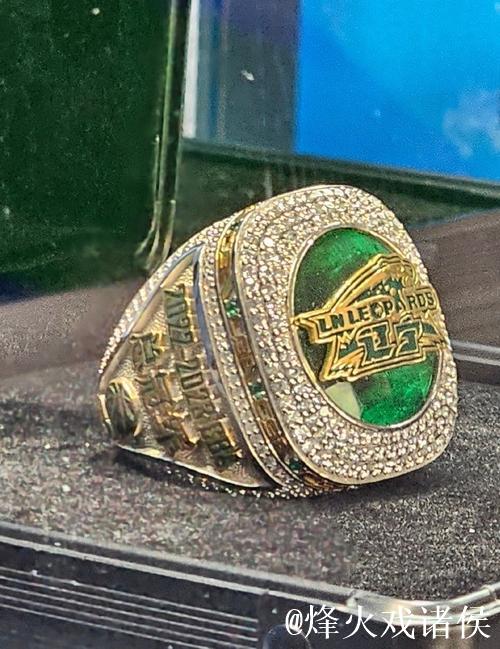 CBA揭幕战前，颁发了上赛季总冠军戒指